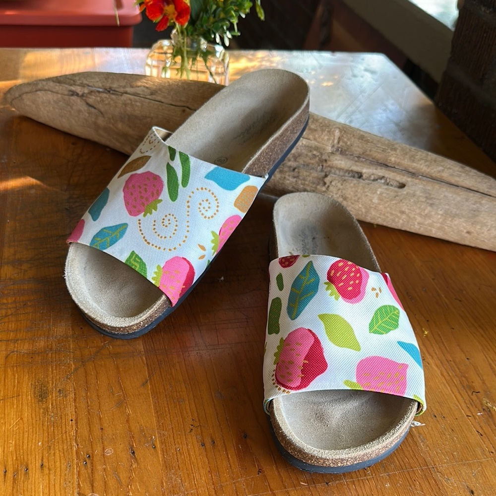 Gudrun Sjoden strawberry/garden print fabric slide sandal w/cork footbed. Sz 9